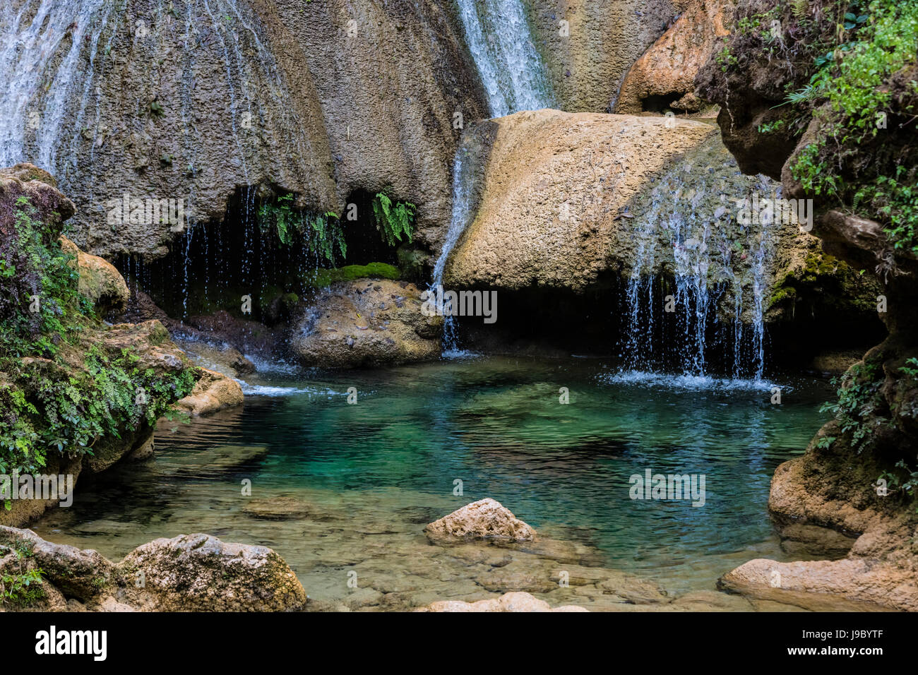 Ein Bach im tropischen Regenwald auf der Wanderung zum EL NICHO Wasserfall in den Bergen der SIERRA DEL ESCAMBRAY - CIENFUEGOS, Kuba Stockfoto