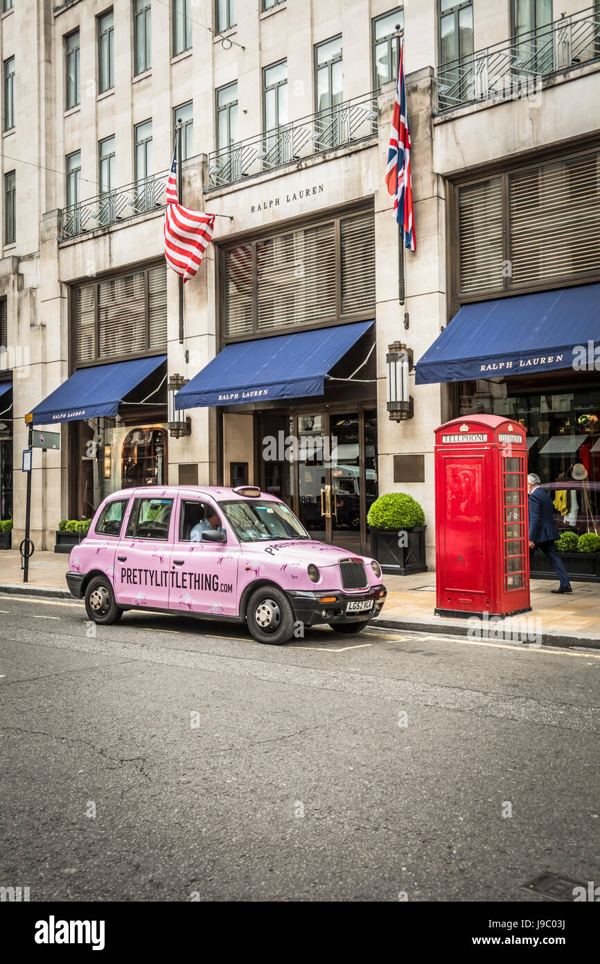 Ein hübsches kleines Ding pink Taxi außerhalb der Ralph Lauren Flagship Store New Bond Street, London, UK geparkt Stockfoto