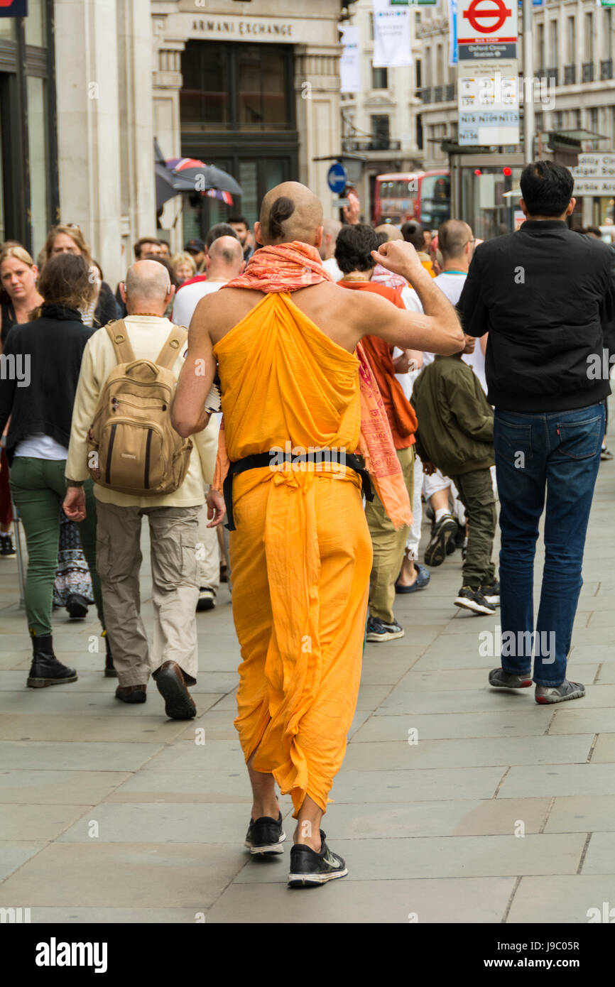 Hare-Krishna-Anhänger singen und tanzen in der Regent Street in central London, UK Stockfoto