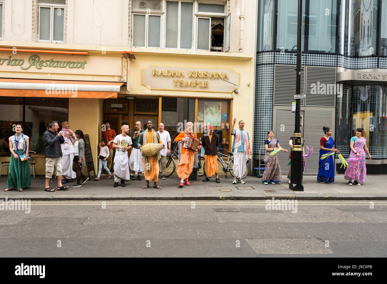 Anhänger, tanzen und singen außerhalb der Radha-Krishna-Tempel in Soho Street, London, UK Stockfoto