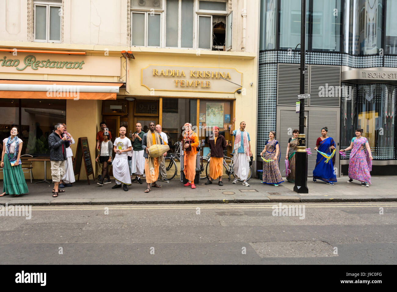 Anhänger, tanzen und singen außerhalb der Radha-Krishna-Tempel in Soho Street, London, UK Stockfoto