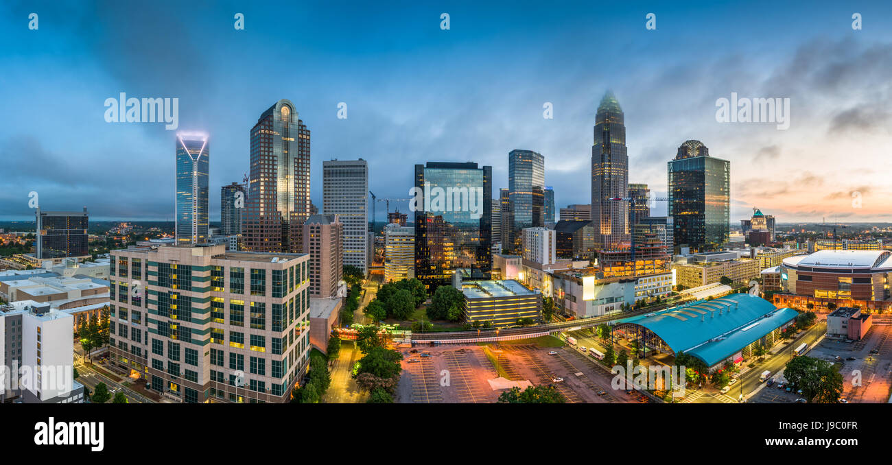 Charlotte, North Carolina, USA uptown Stadtbild in der Dämmerung. Stockfoto
