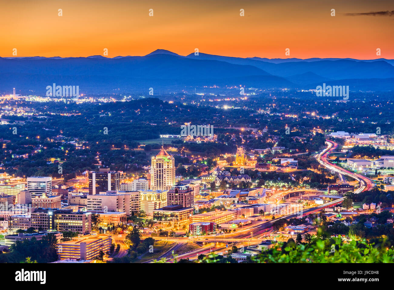 Roanoke, Virginia, USA die Innenstadt von Skyline in der Abenddämmerung. Stockfoto