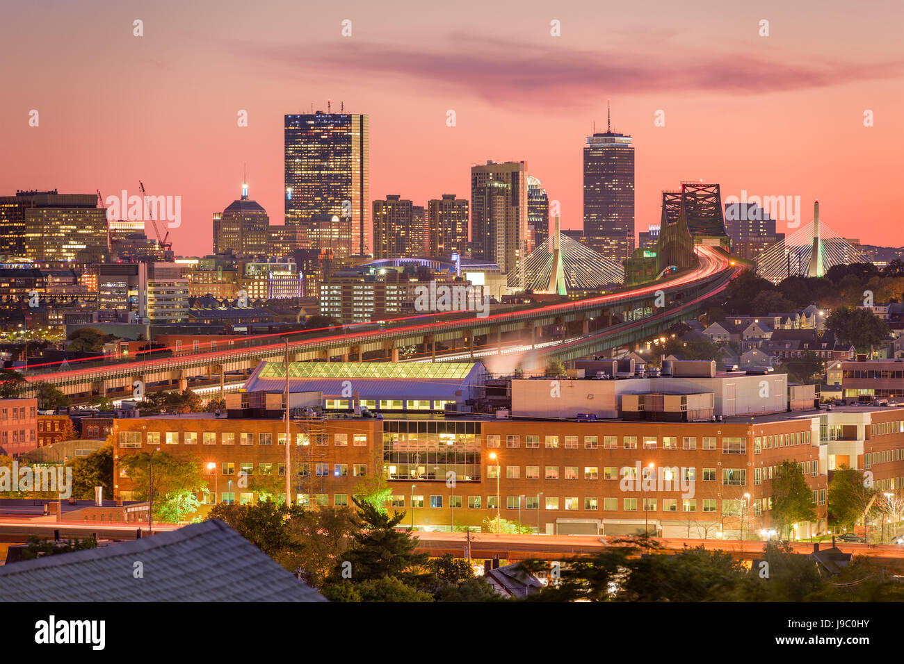 Skyline von Boston, Massachusetts, USA in der Abenddämmerung. Stockfoto