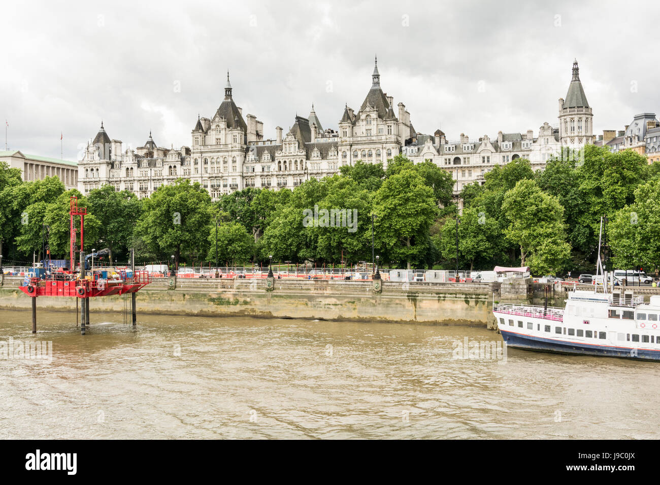 Der Bau der Kanalisation der Themse gegenüber Whitehall Gardens, London, England, UK Stockfoto