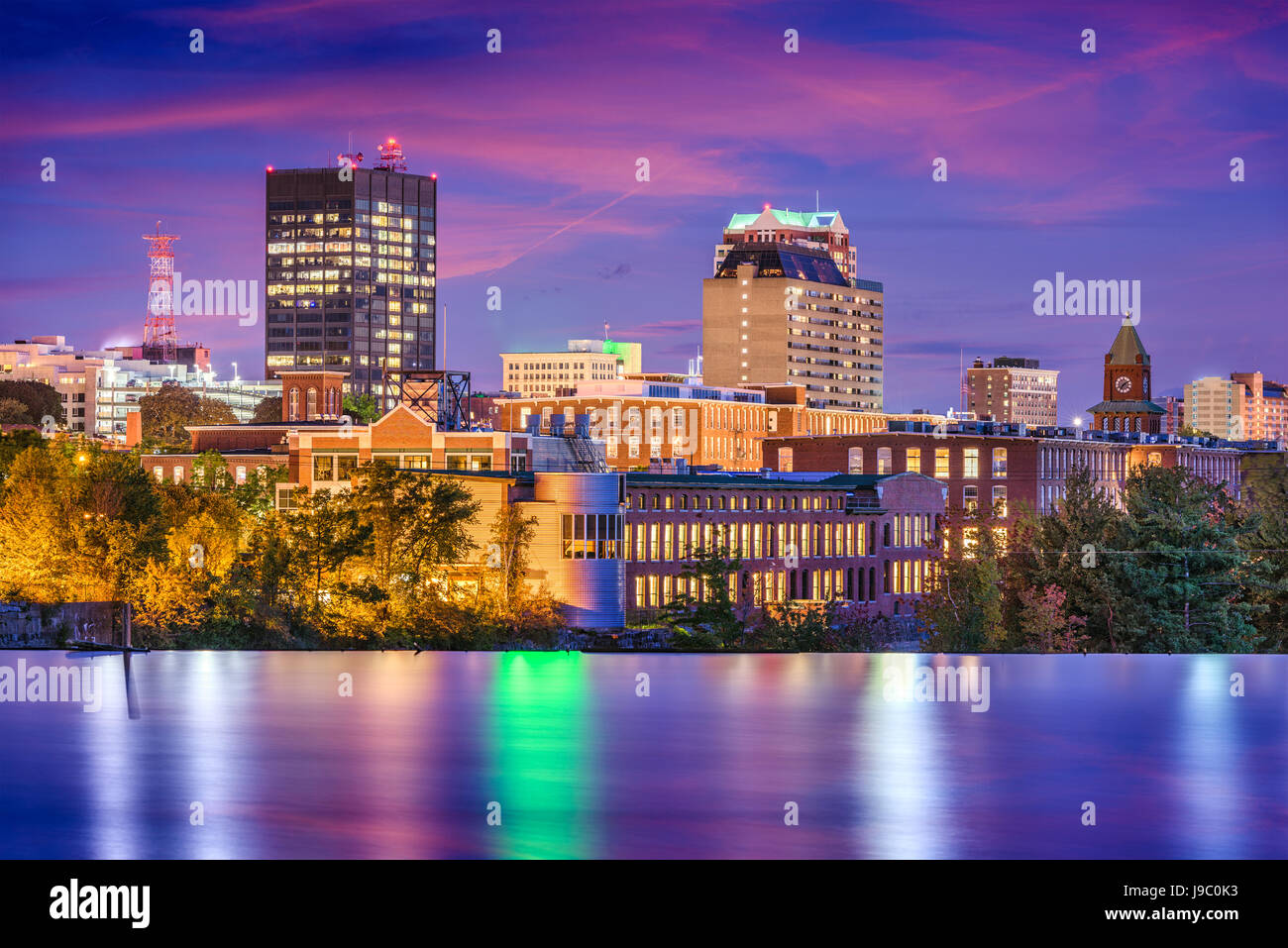 Manchester, New Hampshire, USA Skyline auf den Merrimack River. Stockfoto