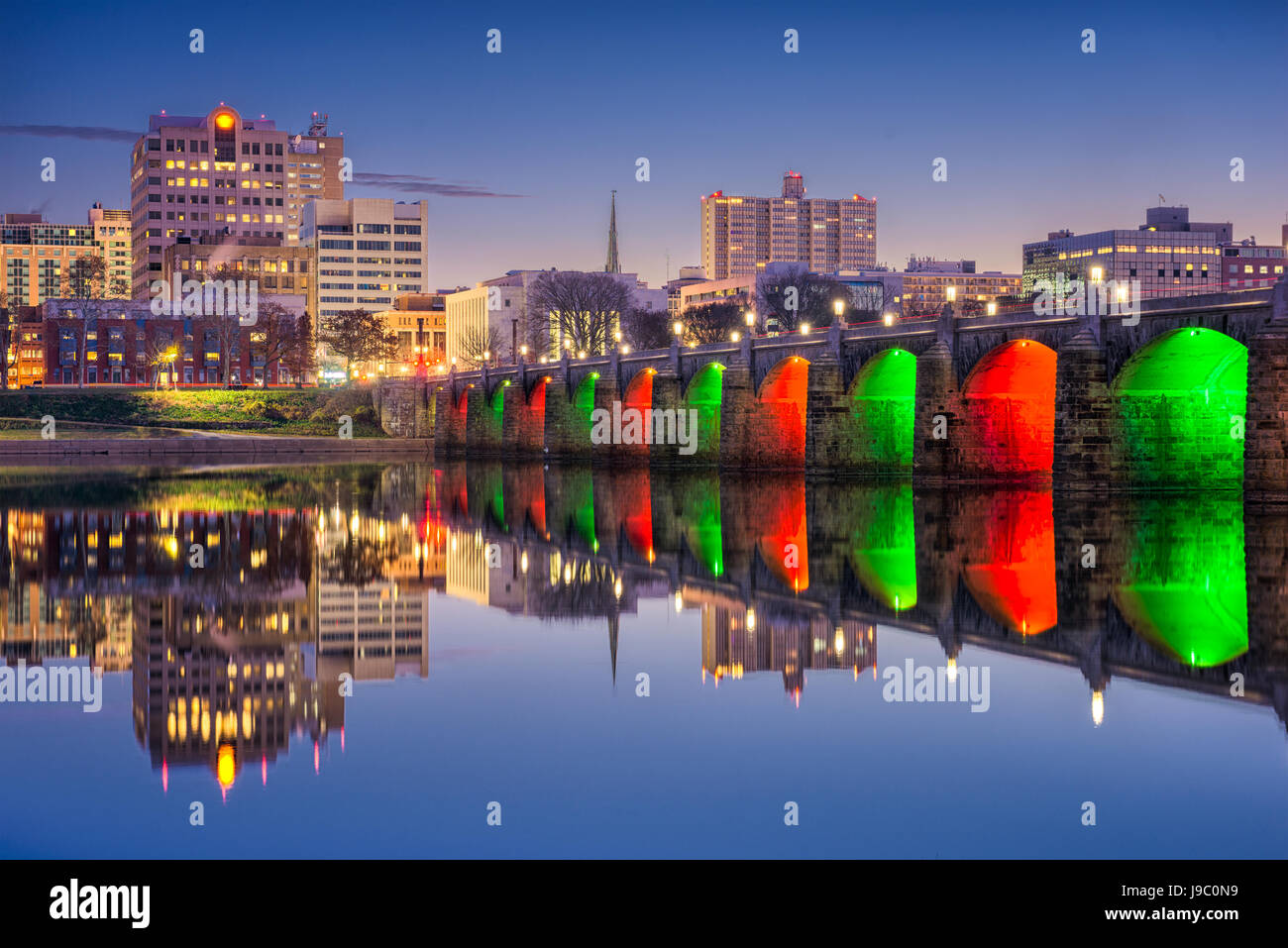 Harrisburg, Pennsylvania, USA Skyline am Susquehanna River mit Urlaub Beleuchtung. Stockfoto
