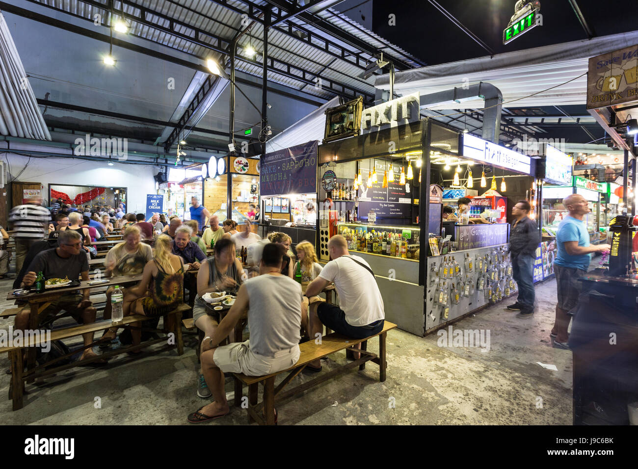 HO-CHI-Minh-Stadt, VIETNAM - 10. April 2017: Menschen haben Abendessen auf dem überdachten Ben Thanh Street-Lebensmittelmarkt in Ho-Chi-Minh-Stadt, Vietnam größte Stadt f Stockfoto