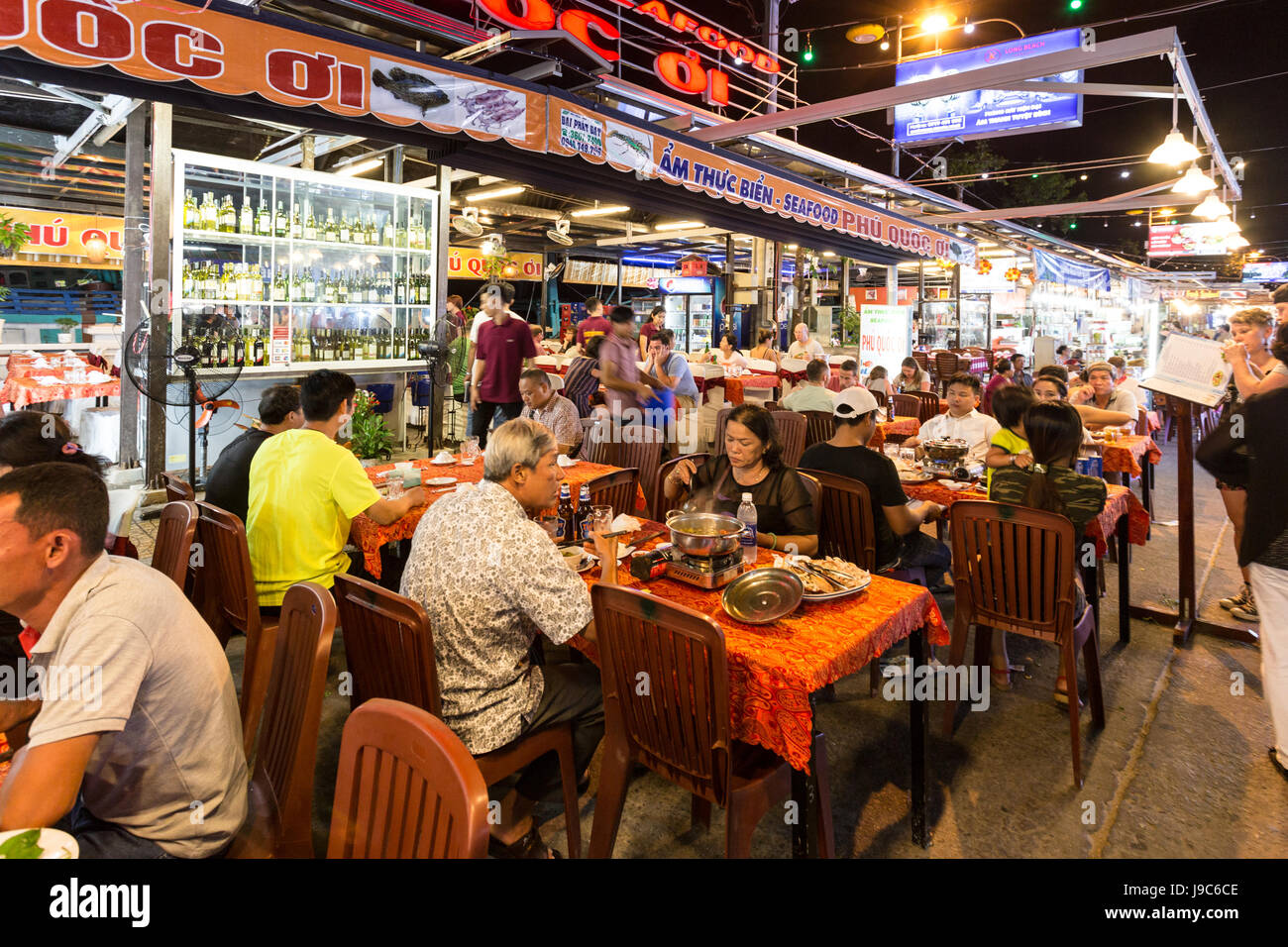 PHU QUOC, VIETNAM - 12. April 2017: Touristen und Einheimische genießen Sie ein Meeresfrüchte-Abendessen in einem Restaurant in der Nachtmarkt in Duong Dong Nachtmarkt, das isl Stockfoto