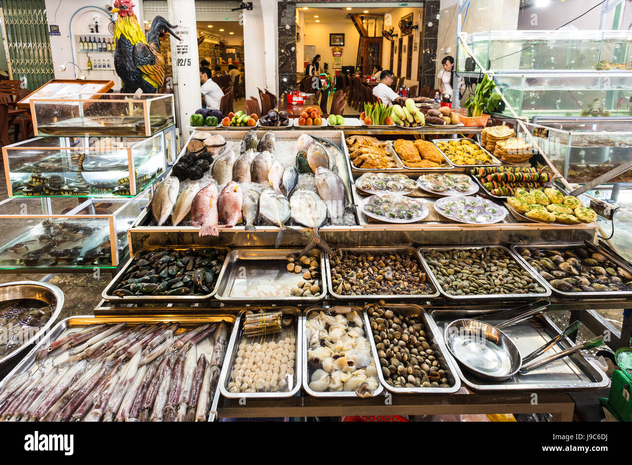 PHU QUOC, VIETNAM - 12. April 2017: Meeresfrüchte vor einem Restaurant in der Nachtmarkt in Duong Dong Nachtmarkt, der Hauptort der Insel angezeigt. T Stockfoto