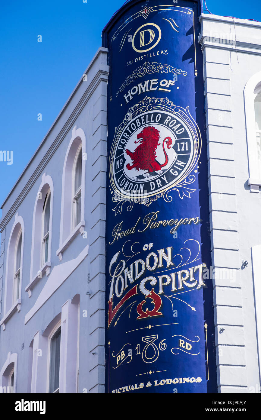 London Dry Gin-Zeichen auf der Außenseite einer alten Kneipe auf der Portobello Road, Royal Borough of Kensington & Chelsea, London, England, Vereinigtes Königreich Stockfoto