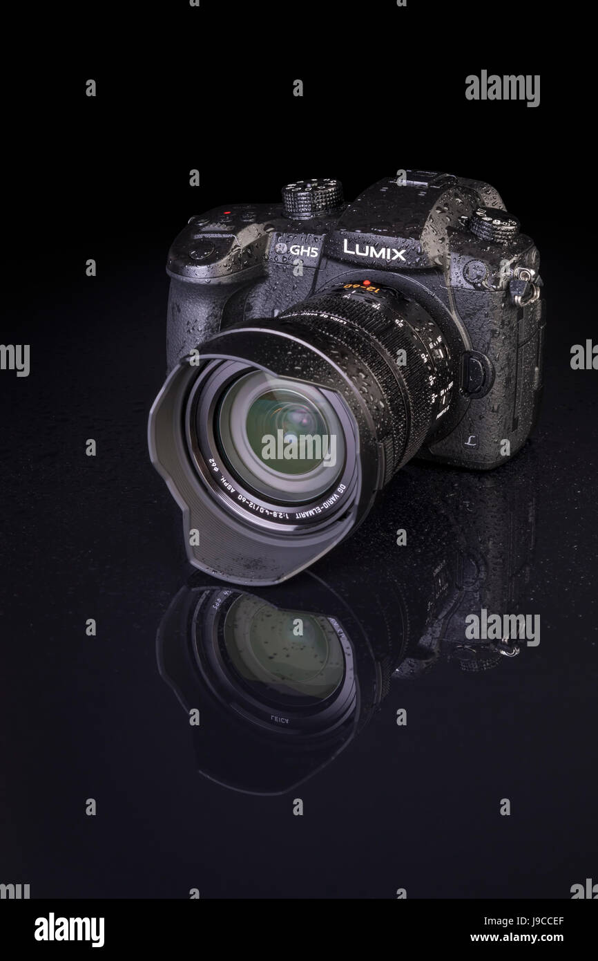 Galati, Rumänien - 25. April 2017: Moderne Ansicht Details der Panasonic Lumix DMC-GH5- und Leica Vario-Elmarit 12-60. Micro Four Thirds-System digital Stockfoto