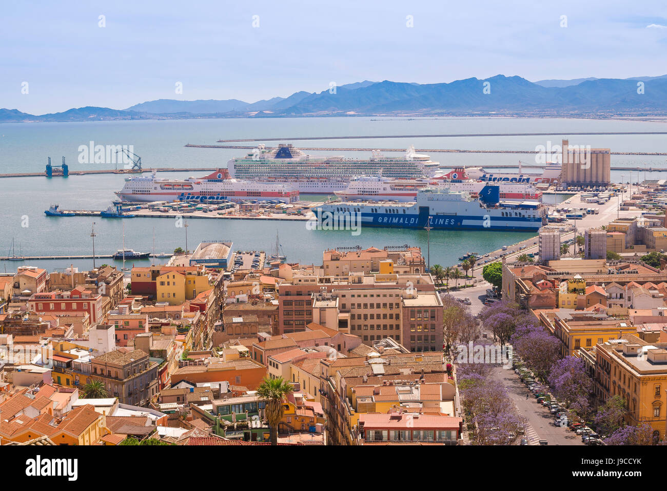 Hafen von Cagliari, Blick auf den Hafen von Cagliari mit der alten Stadt Marina Viertel im Vordergrund, Sardinien. Stockfoto