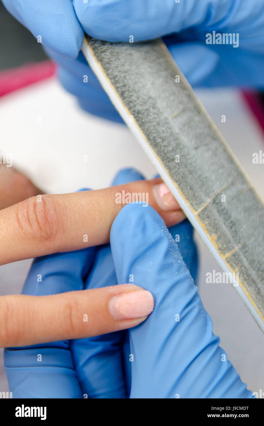 Frau in einem Nagelstudio erhalten eine Maniküre von einer Kosmetikerin Stockfoto