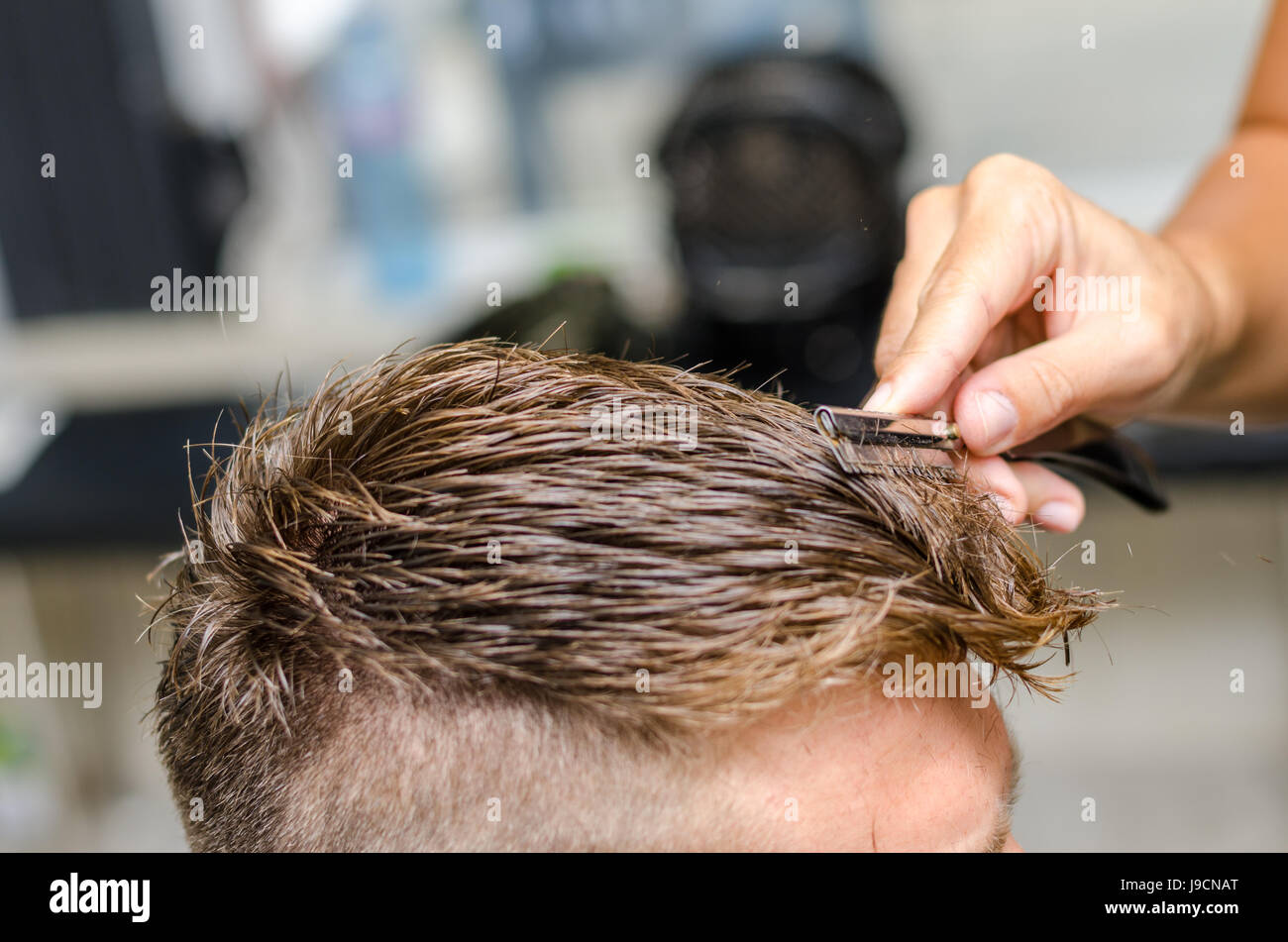 Haare Mit Dem Messer Schneiden www.alamy.de