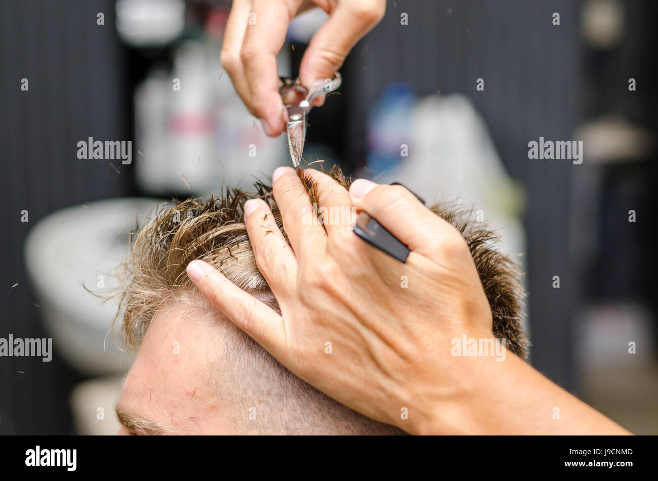 Männer Haare Schneiden Schere in einem Schönheitssalon Stockfoto