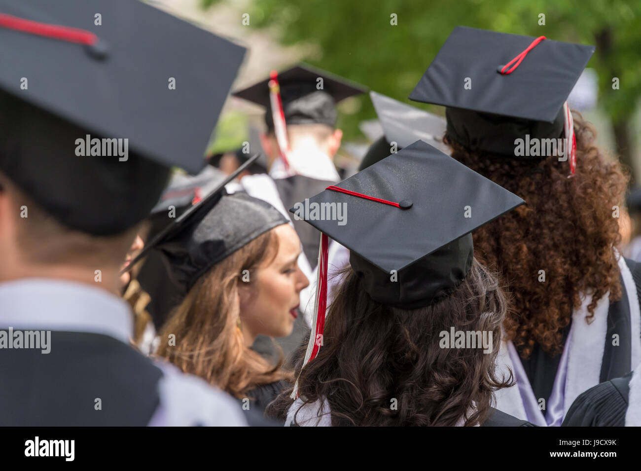 Montreal, Kanada - 31. Mai 2017: neue Absolventen posiert für die Kamera nach der Abschlussfeier am McGill College. Stockfoto