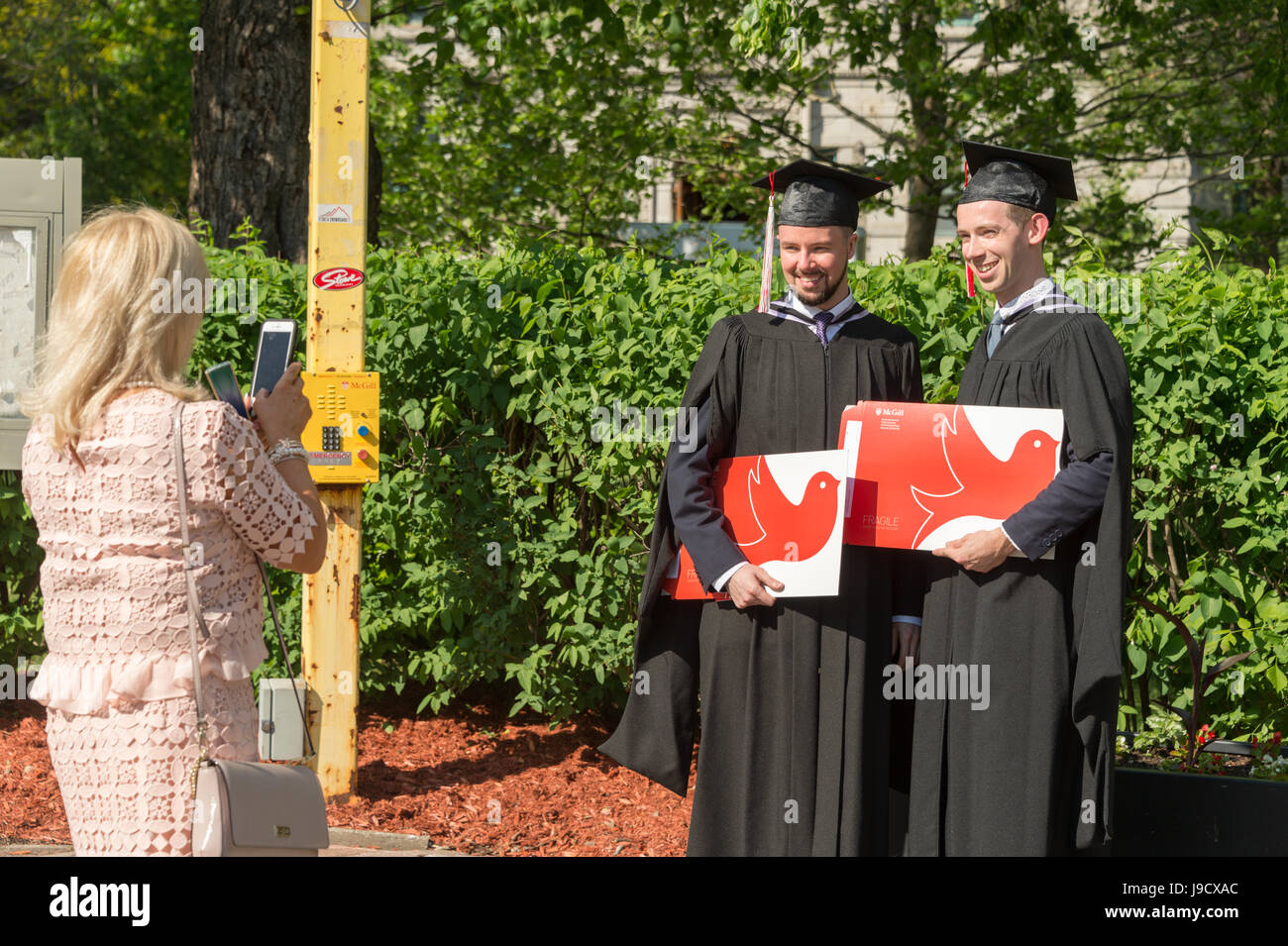 Montreal, Kanada - 31. Mai 2017: neue Absolventen posiert für die Kamera nach der Abschlussfeier am McGill College. Stockfoto