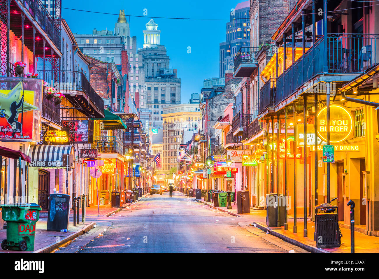 NEW ORLEANS, LOUISIANA - 10. Mai 2016: Bourbon Street in den frühen Morgenstunden. Die renommierte Nachtleben Ziel befindet sich im Herzen des französischen Viertels. Stockfoto