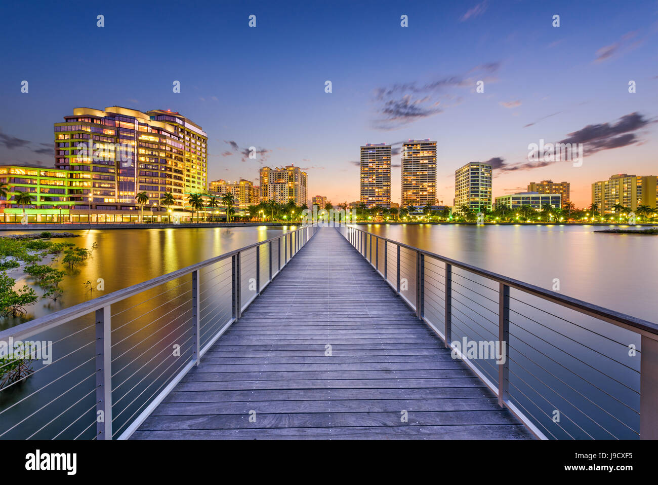 West Palm Beach, Florida, USA Skyline Innenstadt auf den Intracoastal Waterway. Stockfoto
