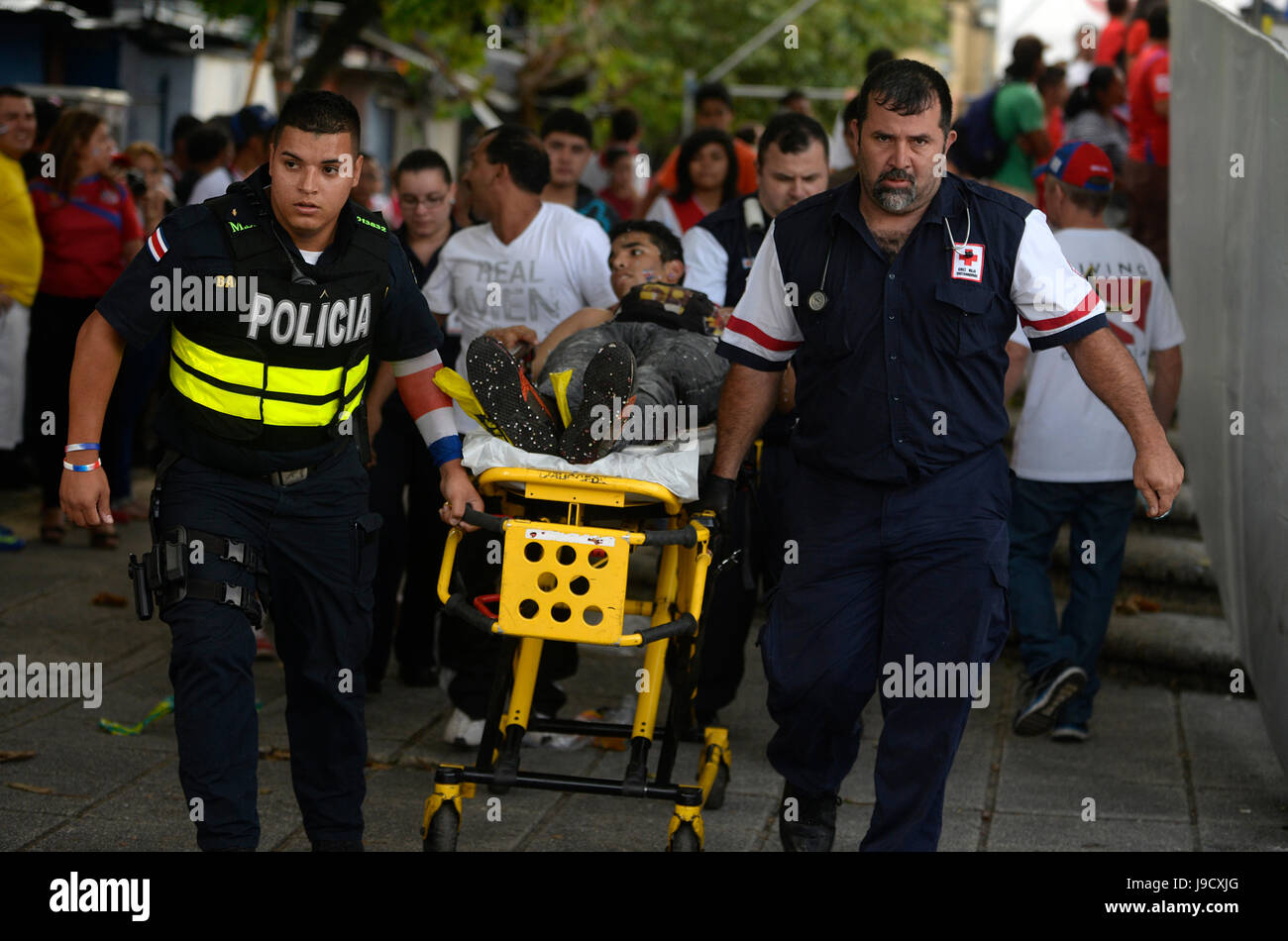 Rettungskräfte eilen eine stechende Opfer, der angegriffen wurde, während gerade in San José Plaza De La Democracía wie die Nationalmannschaft von Costa Rica Stockfoto