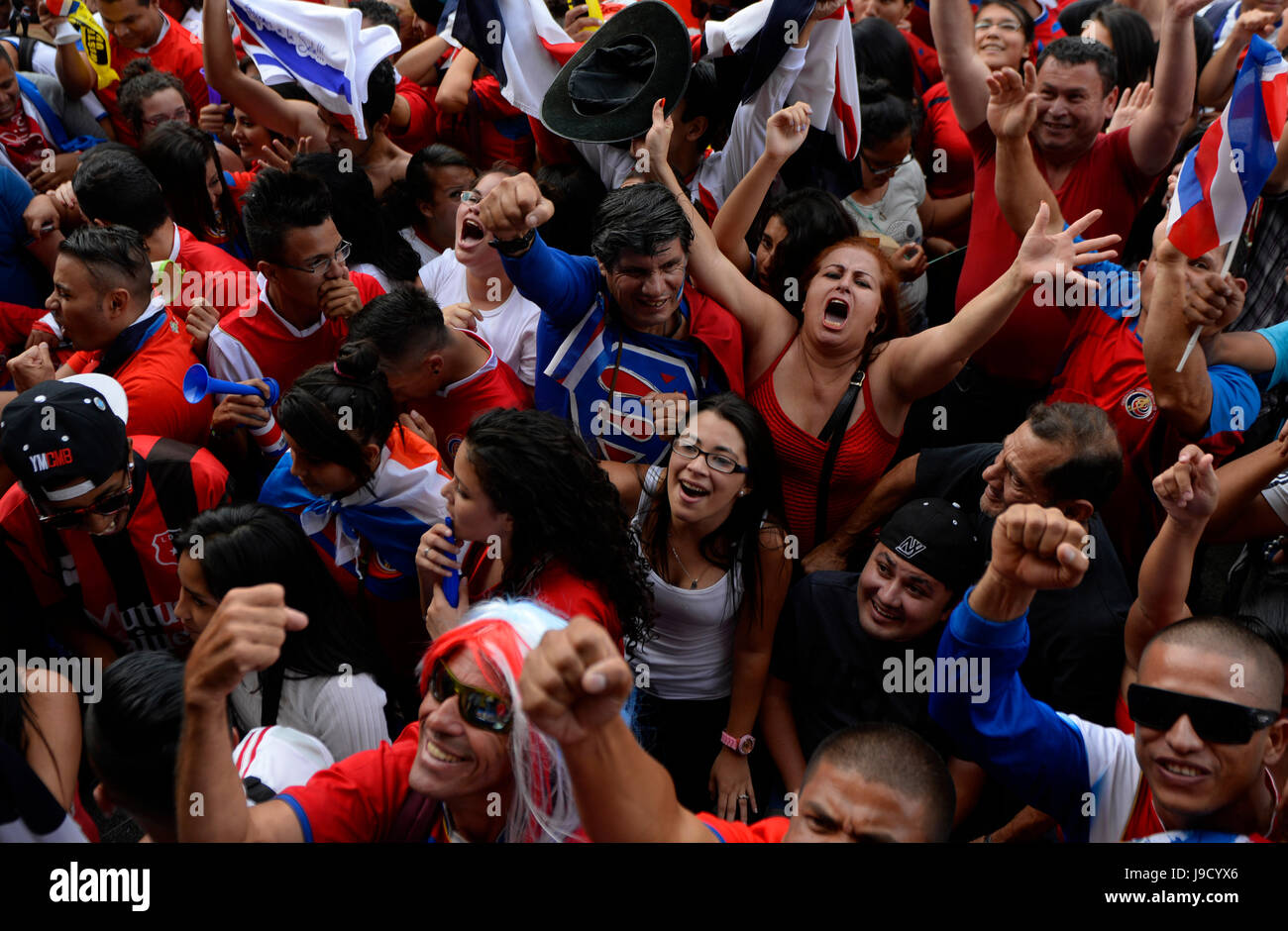 Costa Rica-Fans jubeln von der Plaza De La Democracía in San José als ihre Nationalmannschaft übernimmt Griechenland für einen Platz im Viertelfinale der Welt Stockfoto