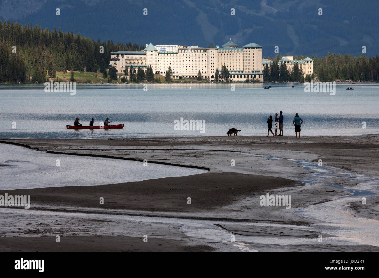 Lake Louise, am hinteren Luxushotel Fairmont Chateau Lake Louise, Banff Nationalpark, Rocky Mountains, Alberta, Kanada Stockfoto