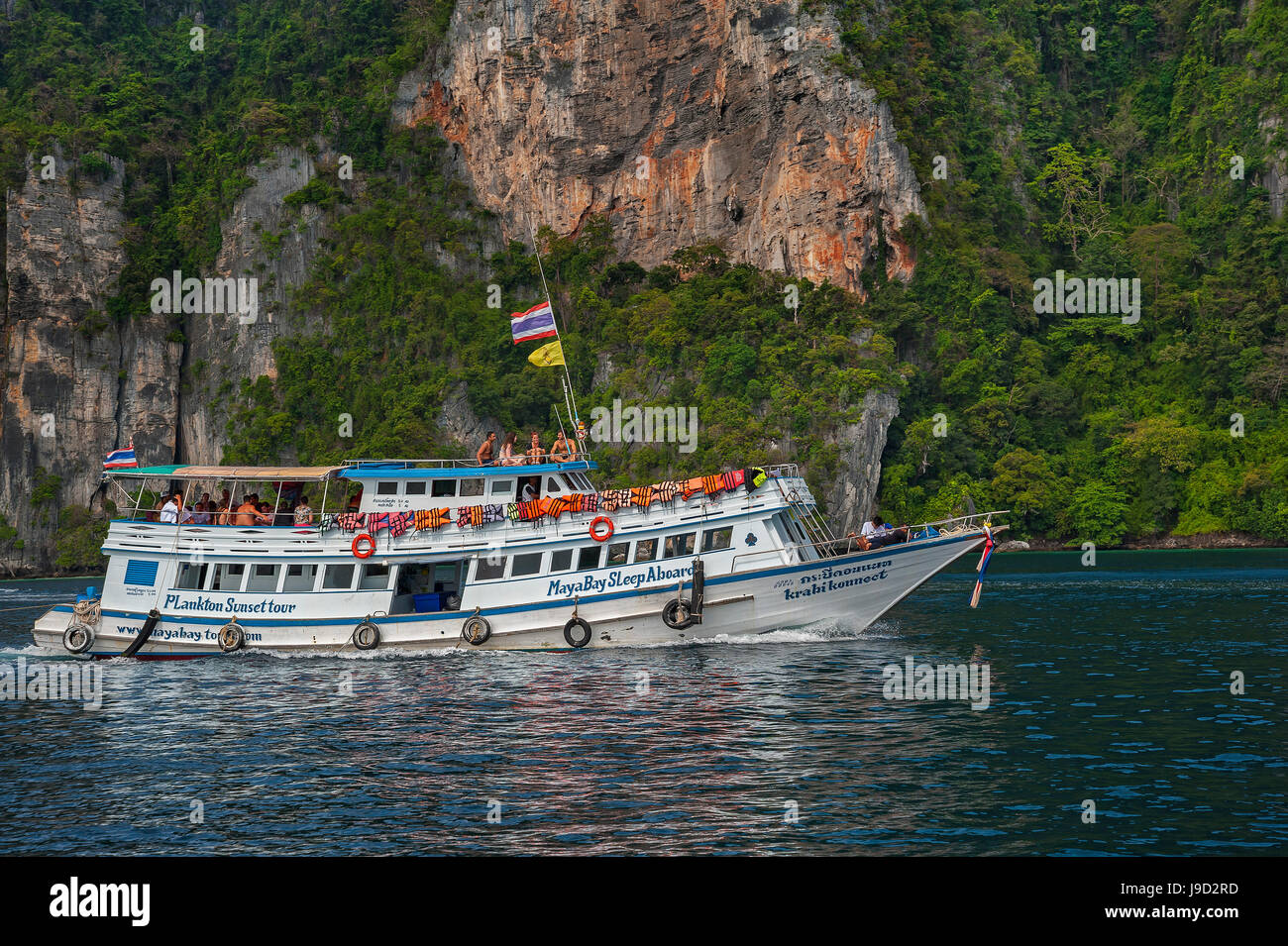 Ausflugsschiff vor der Felswand, Ko Phi Phi Island, Phuket, Thailand Stockfoto