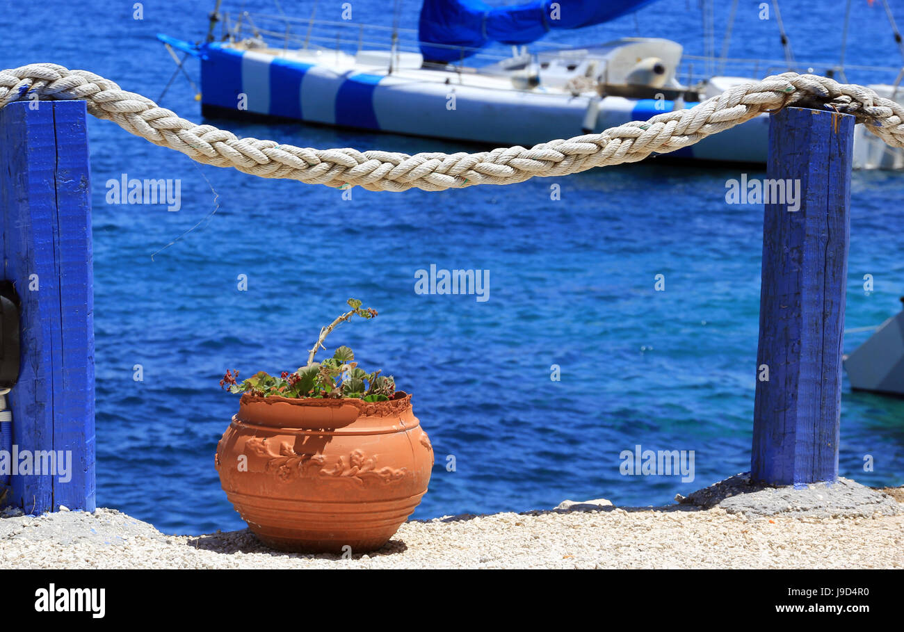 Blumentopf mit Meer im Hintergrund auf der griechischen Insel Stockfoto