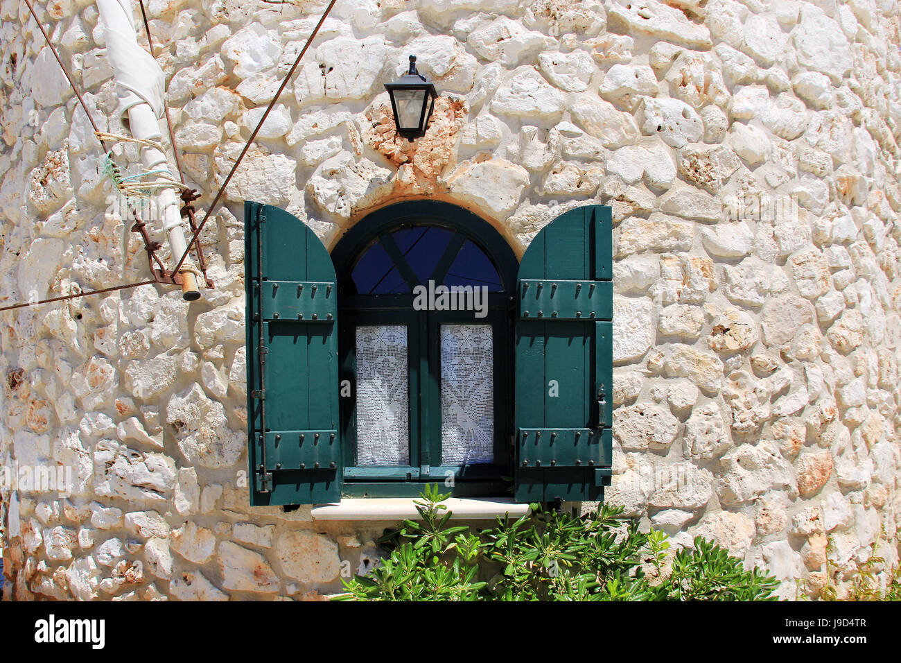 Alte Fenster in Steinmauer an traditionelle Windmühle auf Griechenland Stockfoto