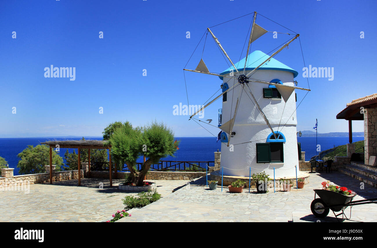 Griechische traditionelle Windmühle am Kap Skinari, Insel Zakynthos, Griechenland Stockfoto