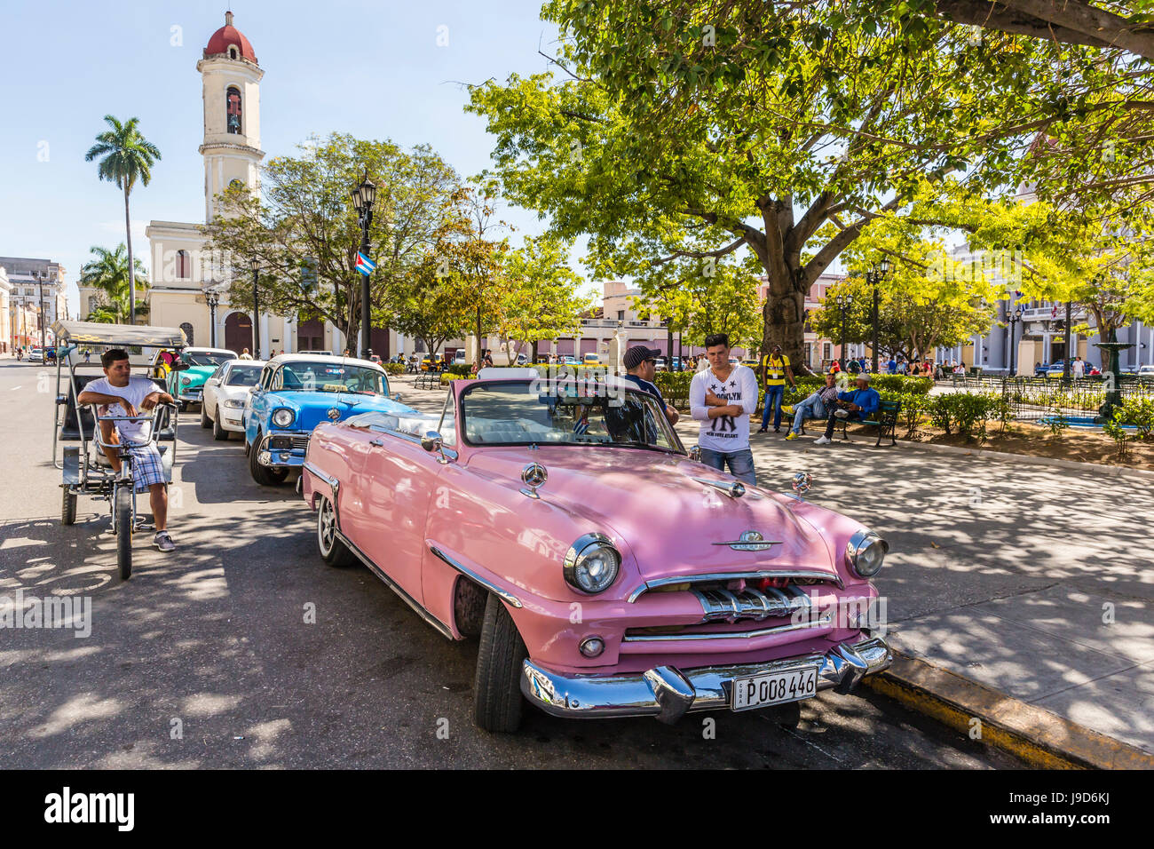 Klassischen 1950er Plymouth Taxi, lokal bekannt als Almendrones in der Stadt Cienfuegos, Kuba, Karibik, Caribbean Stockfoto