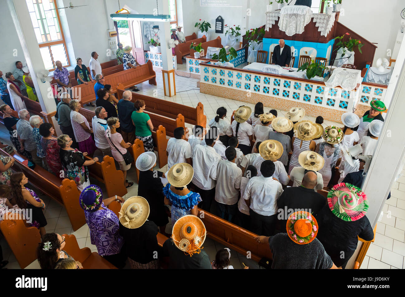 Frauen mit Trachtenhüte an der Kirche, Rarotonga, Rarotonga und die Cook-Inseln, Süd-Pazifik, Pazifik Stockfoto