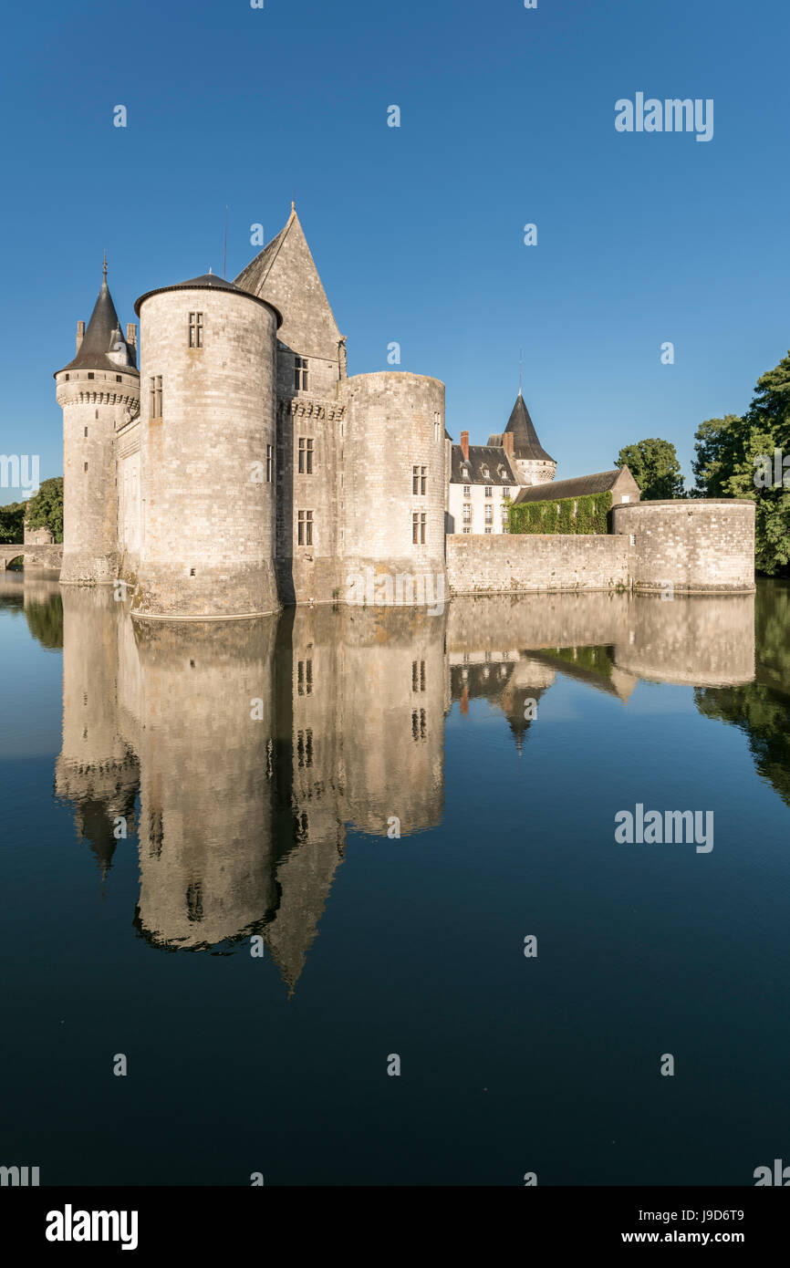 Burg und der Burggraben, Sully-Sur-Loire, UNESCO-Weltkulturerbe, Loiret, Centre, Frankreich Stockfoto