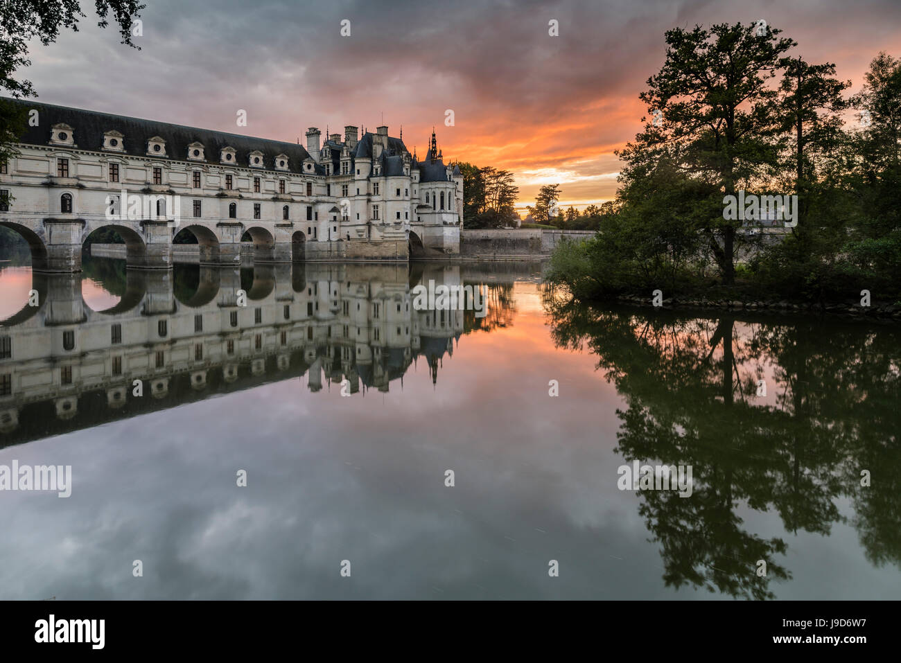Schloss Chenonceau spiegelt sich in der Loire bei Sonnenuntergang, UNESCO-Weltkulturerbe, Chenonceaux, Indre-et-Loire, Frankreich Stockfoto
