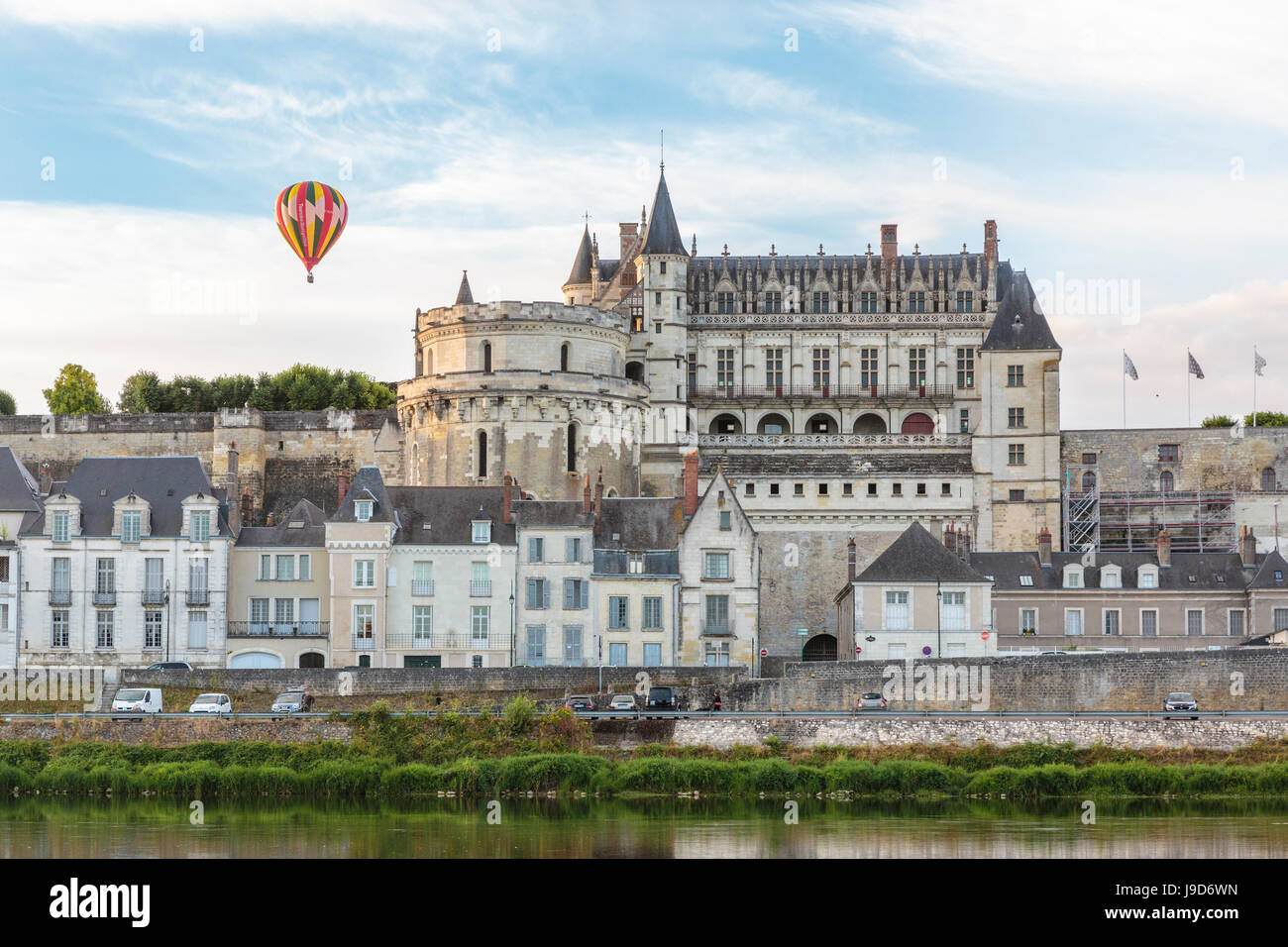 Heißluft-Ballon in den Himmel über dem Schloss Amboise, UNESCO-Weltkulturerbe, Indre-et-Loire, Loire-Tal, Frankreich Stockfoto
