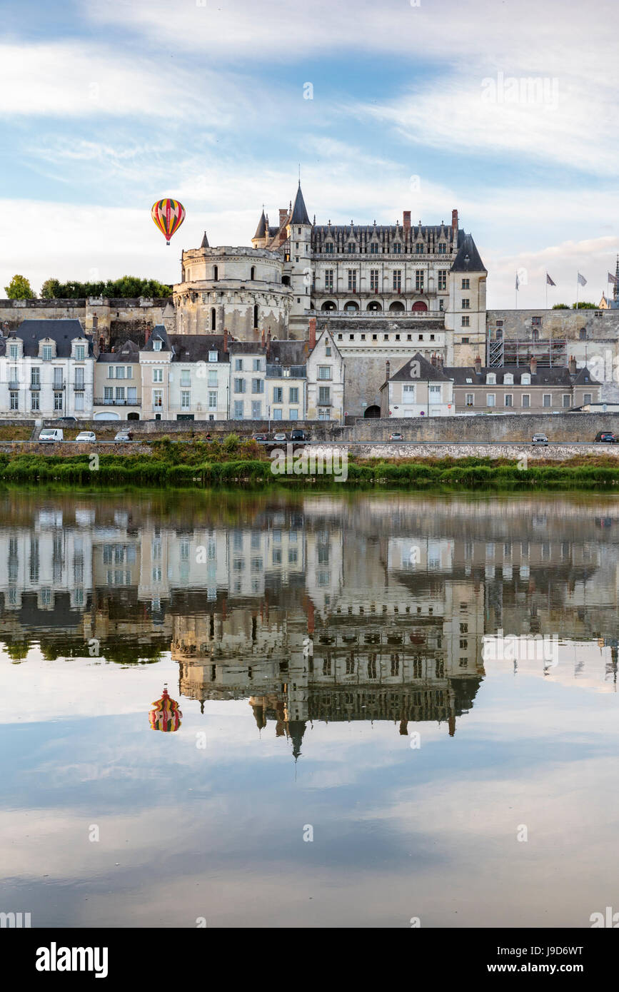 Heißluft-Ballon in den Himmel über dem Schloss Amboise, UNESCO-Weltkulturerbe, Indre-et-Loire, Loire-Tal, Frankreich Stockfoto