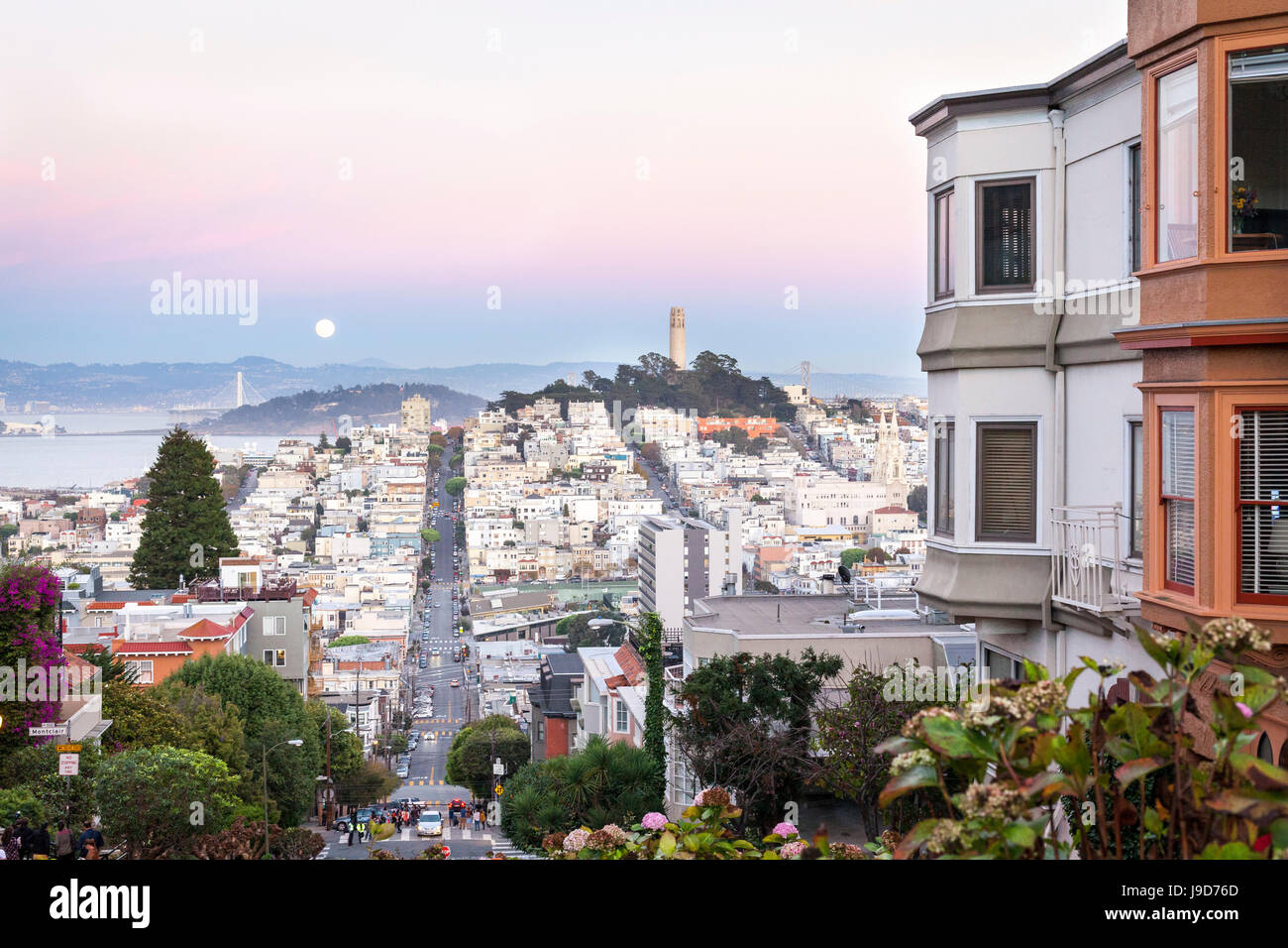 Super-Mond und Blick auf die Bay Area, einschließlich San Francisco-Oakland Bay Bridge, San Francisco, Kalifornien, USA Stockfoto