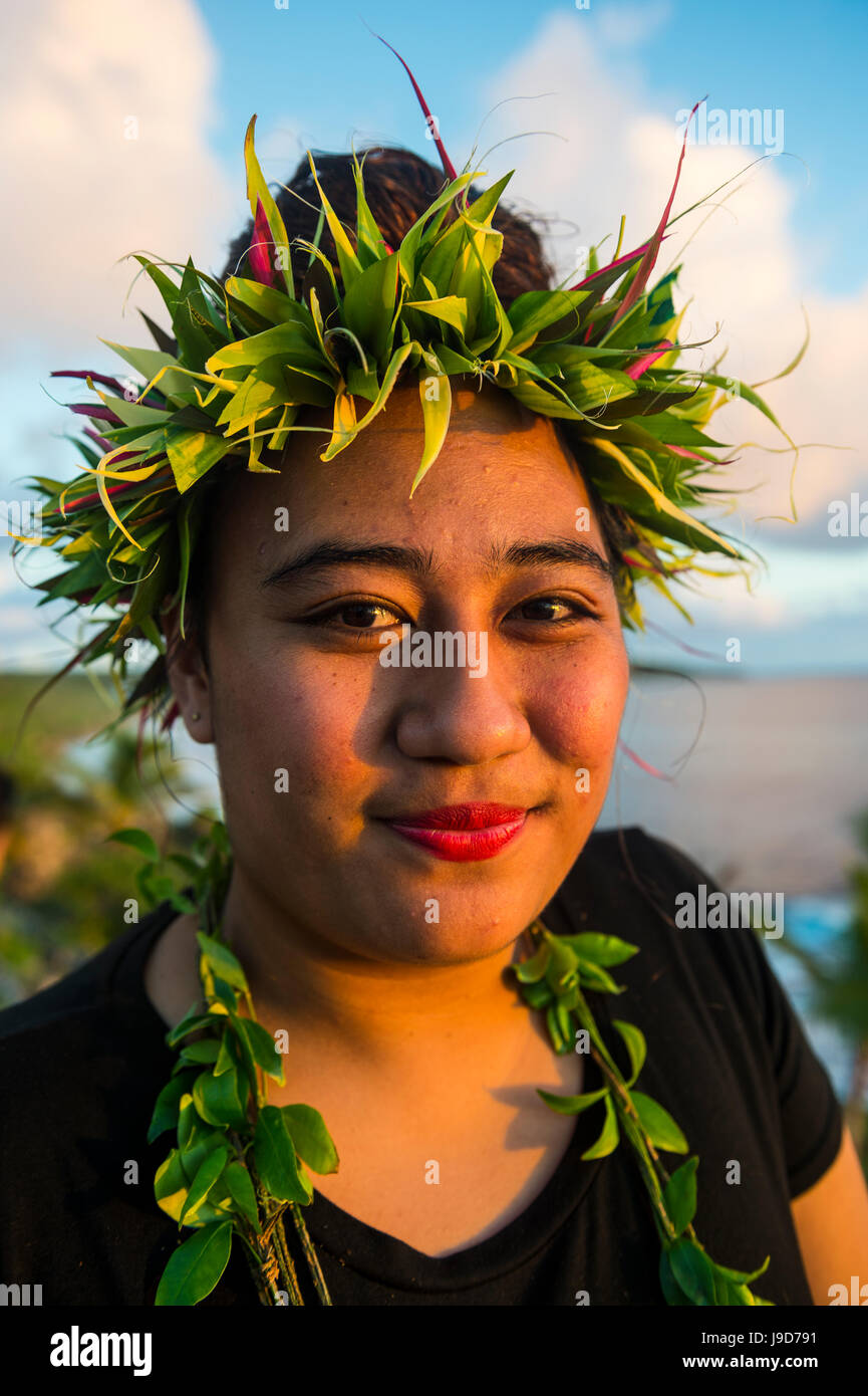 Traditionell gekleidete Frau in der Matavai Resort, Niue, South Pacific, Pazifik Stockfoto