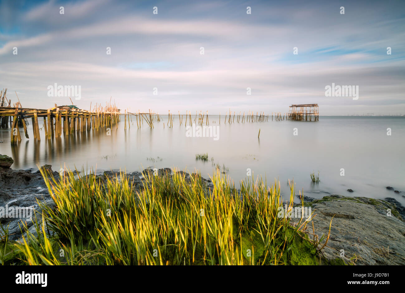 Weiches Licht der Morgendämmerung auf dem Palafito Pier, Carrasqueira natürliche Reserve von Sado River, Alcacer do Sal, Setubal, Portugal, Europa Stockfoto