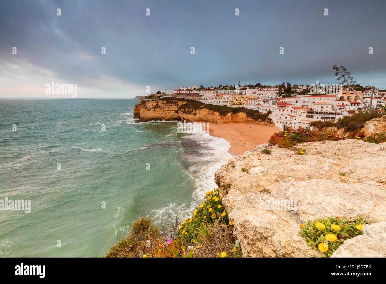 Wolken auf Carvoeiro Dorf umgeben von Sandstrand und das türkisblaue Meer, Gemeinde Lagoa, Algarve, Portugal, Europa Stockfoto