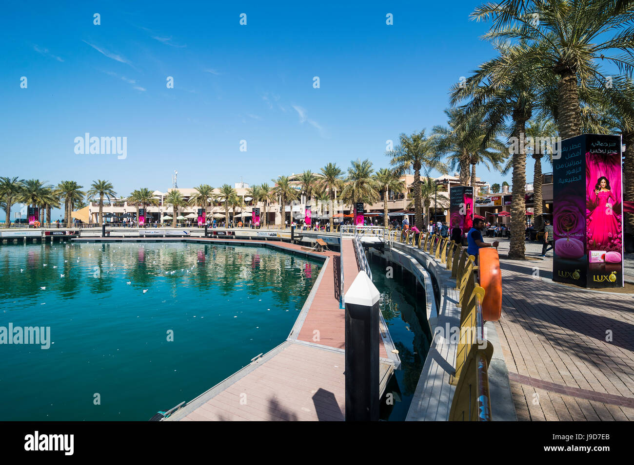 Palmen Sie gesäumten Fußweg auf Marina Mall, Kuwait-Stadt, Kuwait, Naher Osten Stockfoto