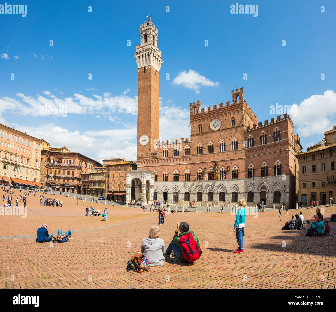 Touristen zu bewundern, dem historischen Palazzo Pubblico und den Torre del Mangia, Piazza del Campo, Siena, UNESCO, Toskana, Italien Stockfoto