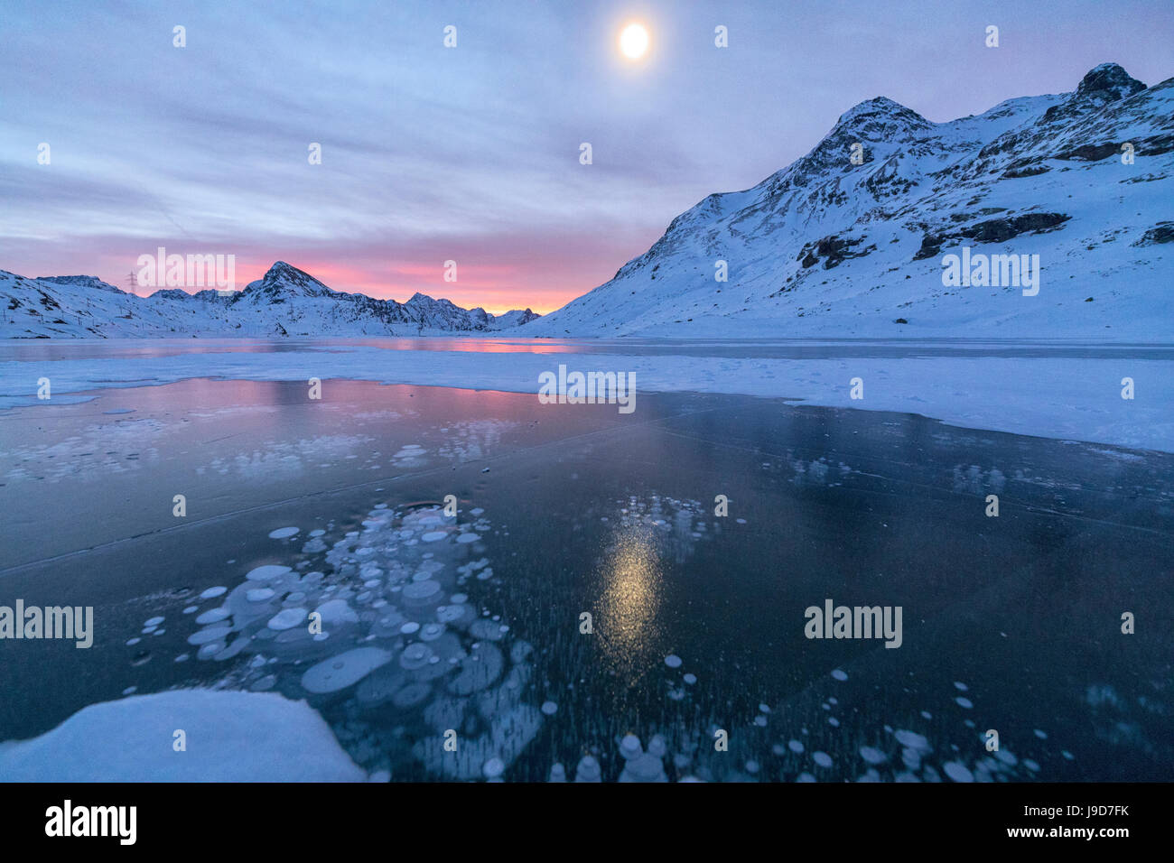 Eis-Bläschen umrahmen die gefrorenen Lago Bianco im Morgengrauen,  Berninapass, Kanton Graubünden, Engadin, Schweiz, Europa Stockfotografie -  Alamy