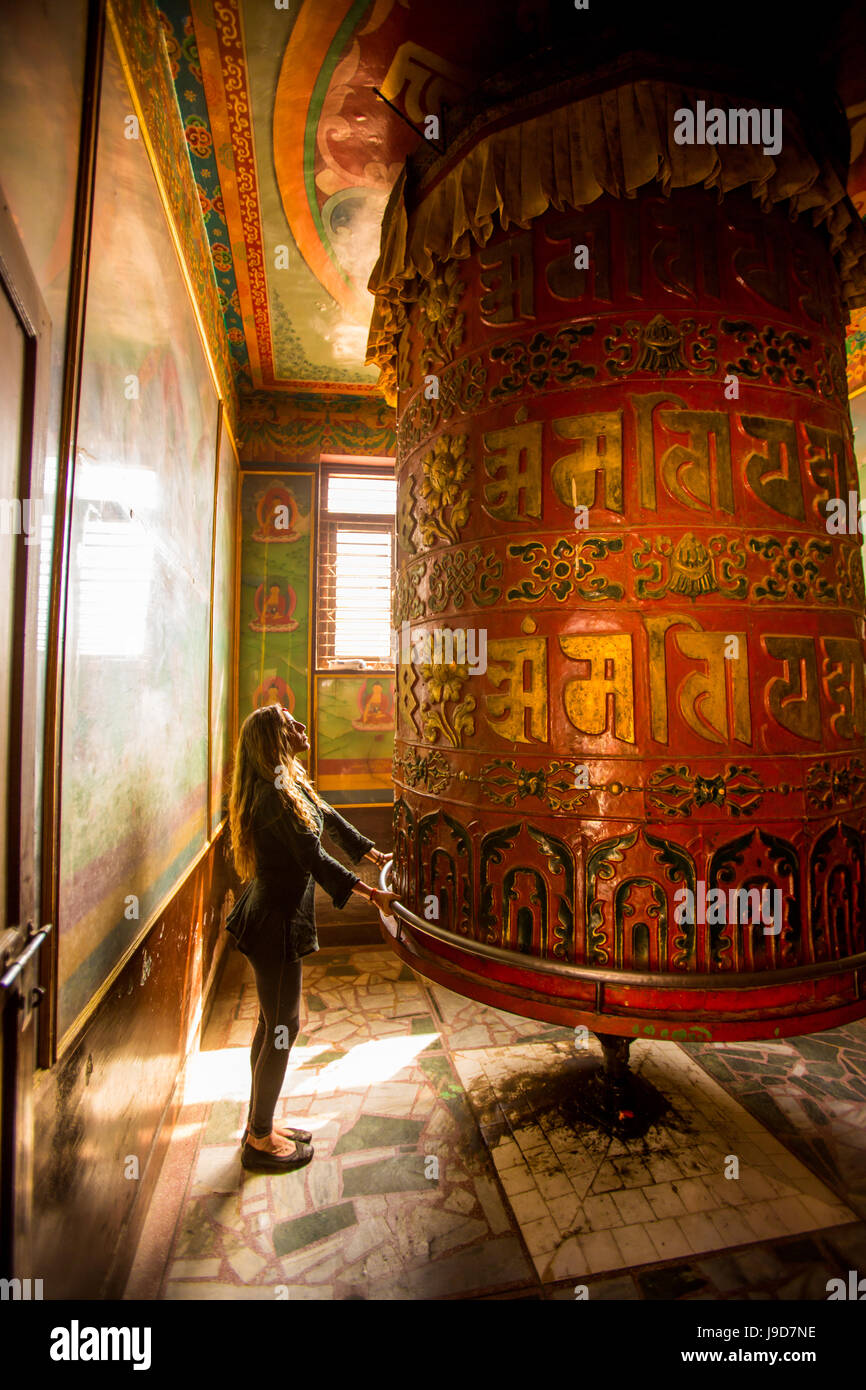 Frau beten an eine buddhistische Gebetsmühle in Bouddha (Boudhanath) Tempel, UNESCO-Weltkulturerbe, Kathmandu, Nepal, Asien Stockfoto