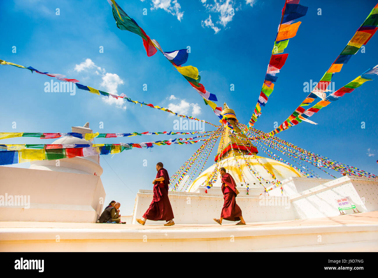 Buddhistische Mönche wandern rund um den Stupa in Bouddha (Boudhanath Tempel, UNESCO-Weltkulturerbe, Kathmandu, Nepal, Asien Stockfoto