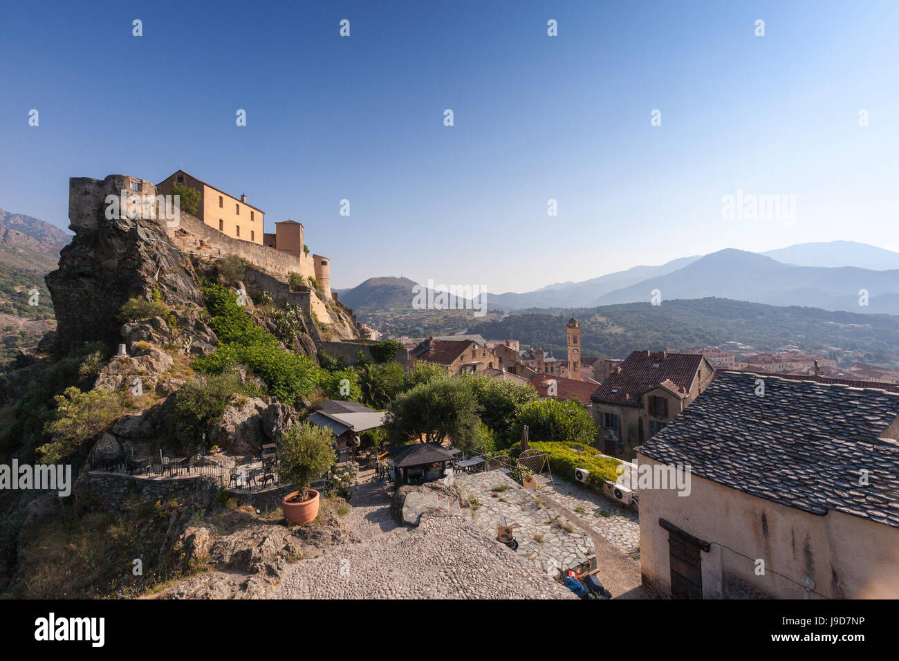 Blick auf die Altstadt der Zitadelle von Corte thront auf einem Hügel, umgeben von Bergen, Haute-Corse, Korsika, Frankreich Stockfoto