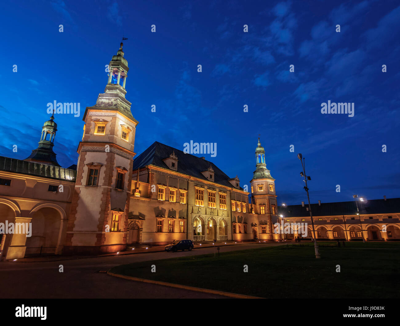 Palast der Krakauer Bischöfe bei Dämmerung, Kielce, Woiwodschaft świętokrzyskie Woiwodschaft, Polen, Europa Stockfoto