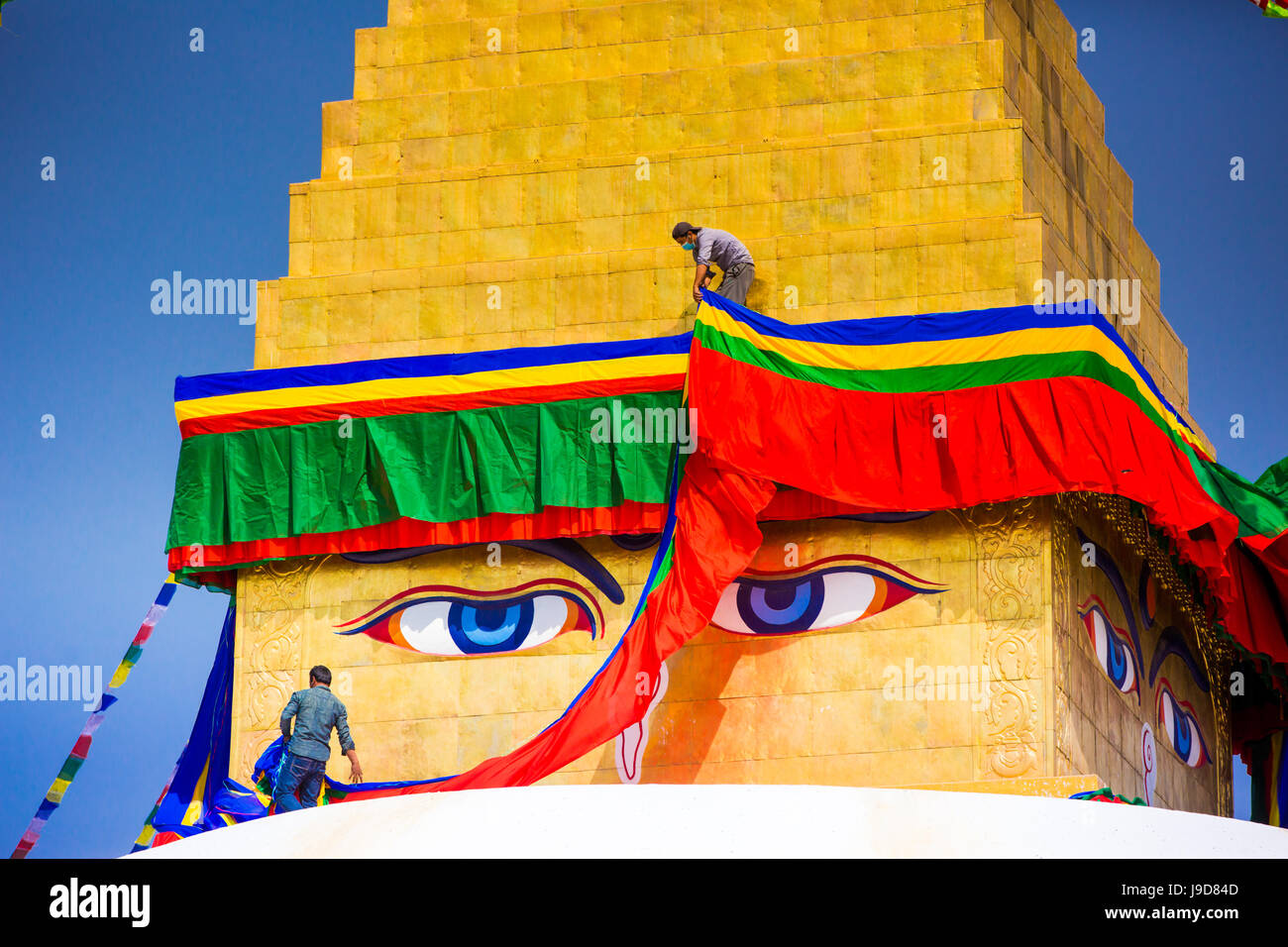 Buddhistische Mönche, die Dekoration des Tempels in Bouddha (Boudhanath), UNESCO-Weltkulturerbe, Kathmandu, Nepal, Asien Stockfoto