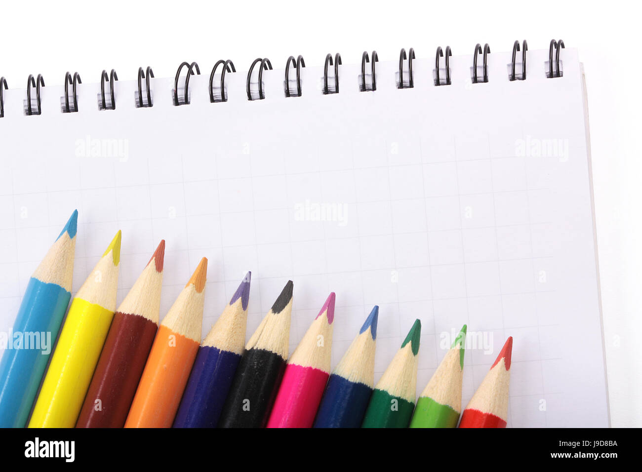 Bild eines Notebooks und bunte Bleistifte, Nahaufnahme, isoliert Stockfoto